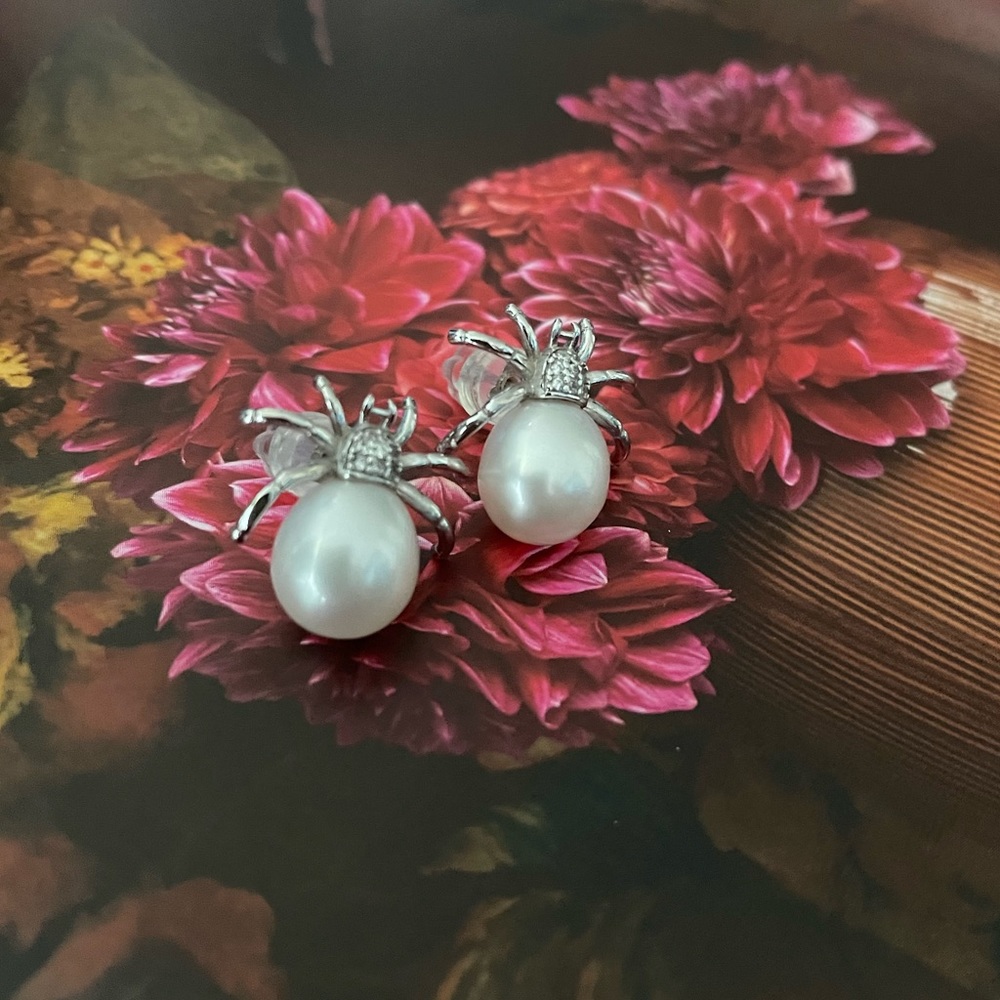 New Real Pearl Spider Stud Earrings. S925 silver and faux diamonds  🕷